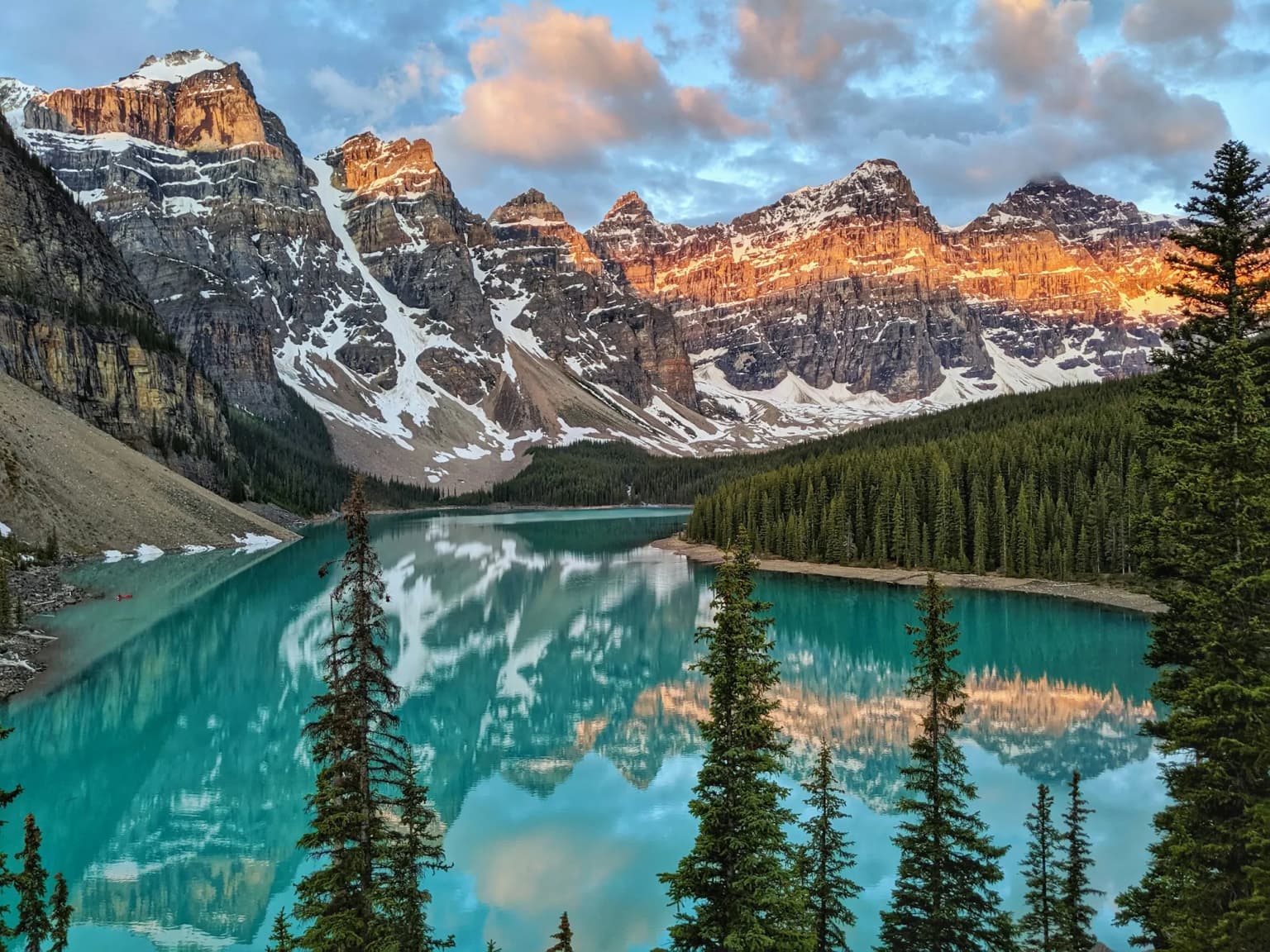 Le lac Moraine et la vallée des Dix Pics au lever du soleil, en Alberta