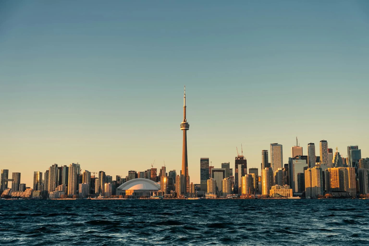 La ligne d’horizon de Toronto et la Tour CN vues depuis le lac Ontario