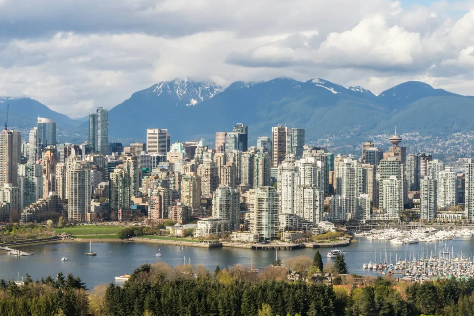 Le centre-ville de Vancouver devant les montagnes de la Rive-Nord