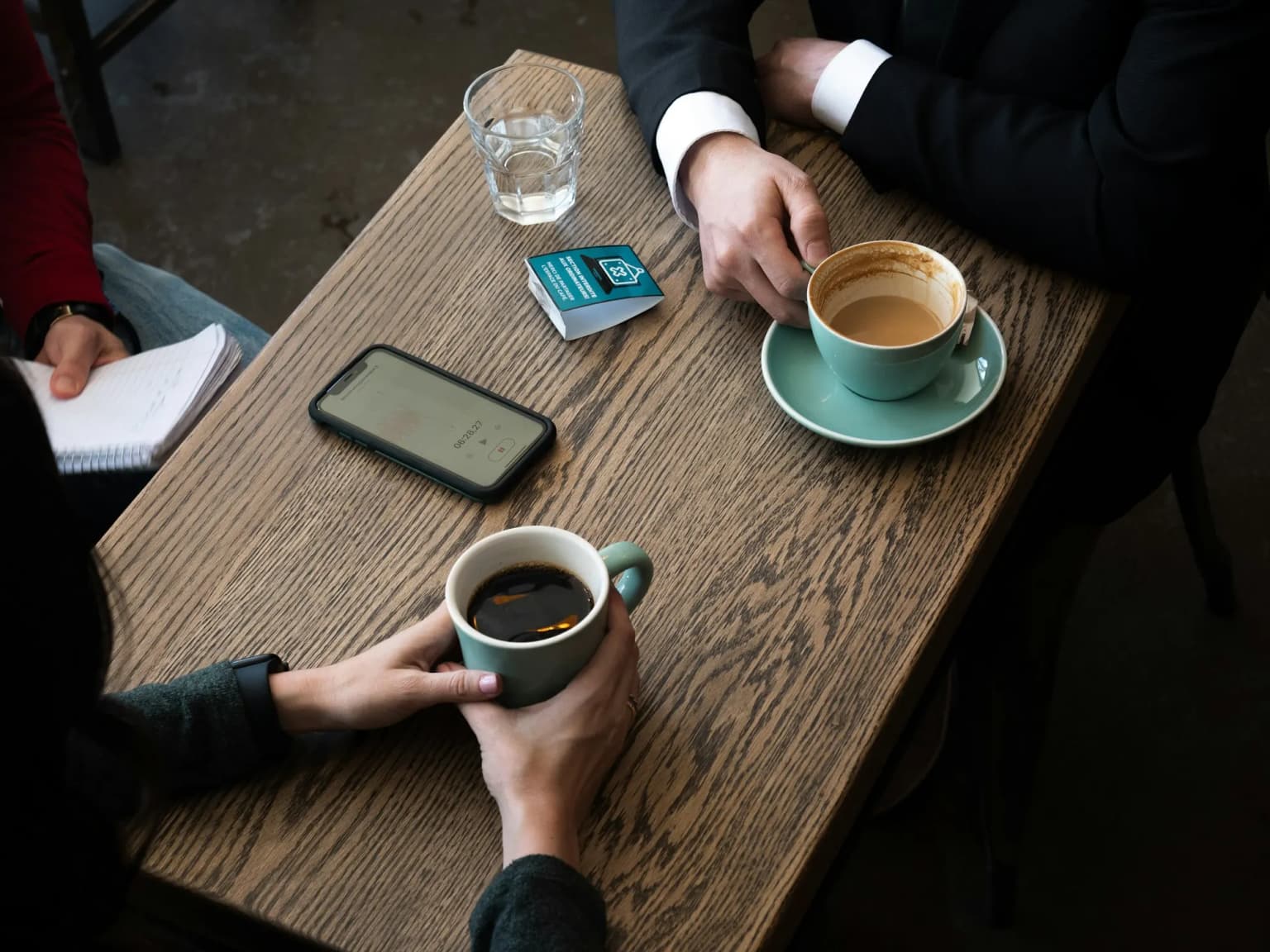 Deux personnes en discussion autour d’un café
